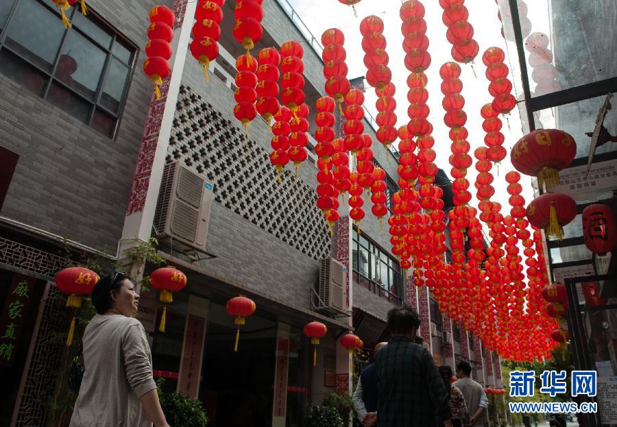 大红灯笼高高挂 欢庆春节(组图)2月1日,游客在深圳巷子坊观赏灯笼.