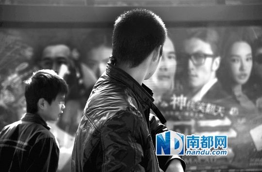 在等公交车时,刑满释放的阿森(左)穿上了父亲的黑色外套。