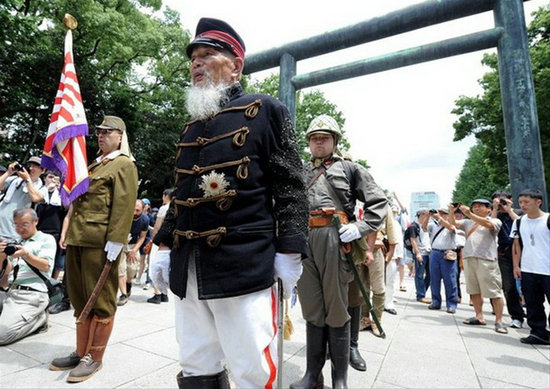 资料图:日本东京战败投降日,日本老兵穿老式军装在靖国神社游行,祭拜