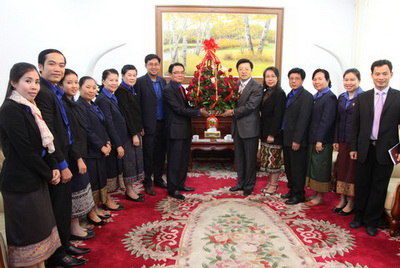 老挝人民革命青年团中央第一书记维莱冯向驻老