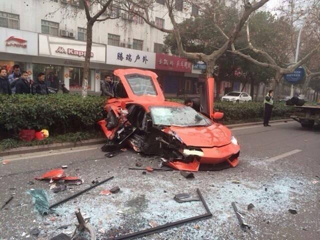 合肥一兰博基尼与公交车相撞 维修费约500万(组图)