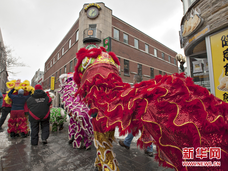 舞动狮子,以中国传统的方式庆祝马年春节,为乡亲们祈福