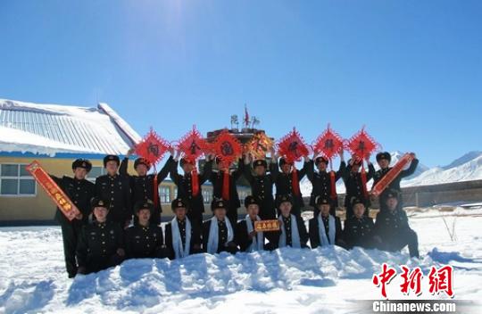 无法探亲与迟来的祝福(组图)    春节期间,海拔4900多米,距中尼边境仅