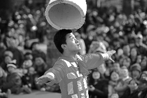 由东城文化馆引进的龙潭庙会演出节目天桥杂技顶罐。