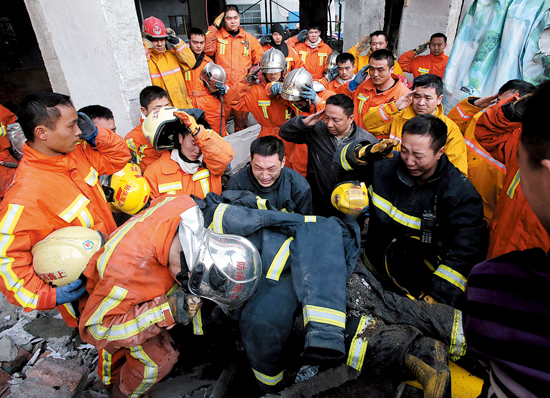 上海一工厂失火 两名90后消防员牺牲(图)
