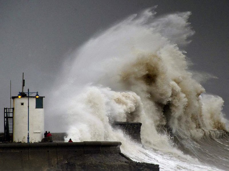 当地时间2014年2月5日,英国康沃尔,巨浪袭击海