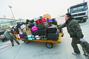 探访机场装卸工的春节:数百件行李装卸 每件用