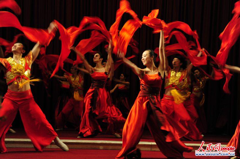 浙江歌舞剧院青年艺术家们表演的节日欢歌。