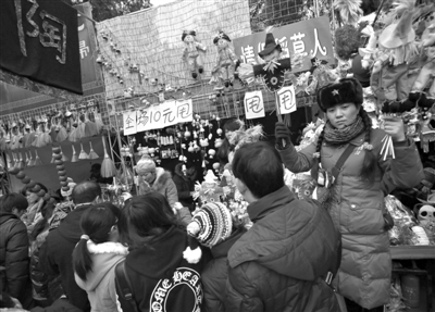 昨日,地坛庙会最后一天,大部分的商家都开始降价销售。组图/新京报记者 黄月 摄