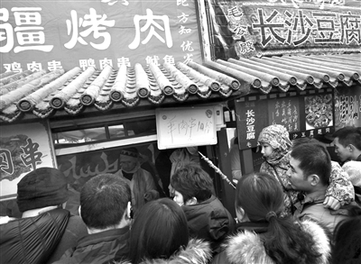 昨日初七,也是龙潭、地坛、莲花池等5家庙会开放的最后一天。据新京报记者了解,与去年类似,今年地坛公园庙会的游客人数仍位列5家庙会之首,超百万人次。龙潭庙会紧随其后。