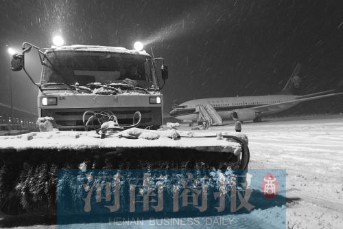 郑州降大雪机场关闭 问询处被砸