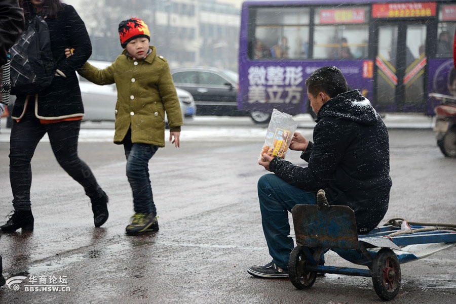 农民工西安火车站冒雪谋生 网友感动叹生活不易