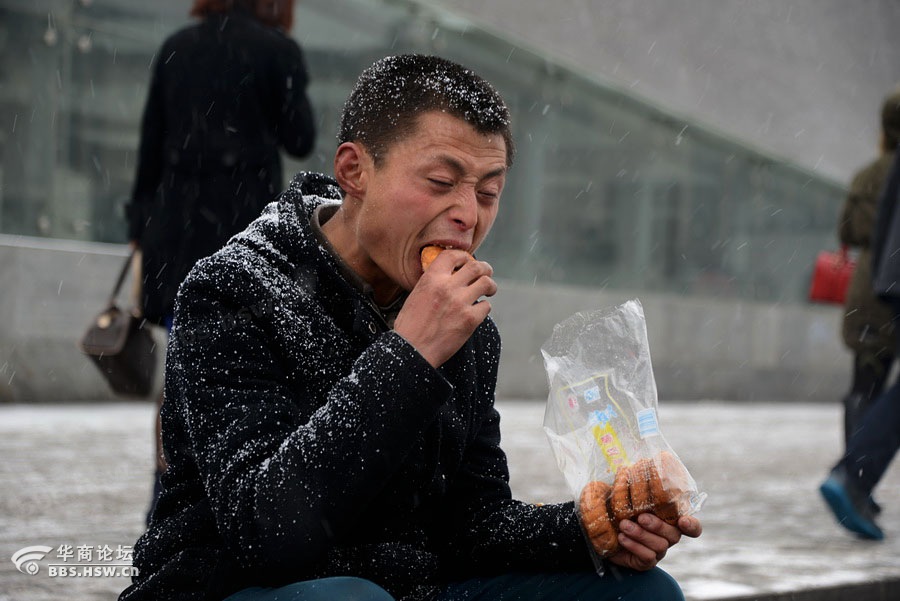 农民工西安火车站冒雪谋生 网友感动叹生活不易