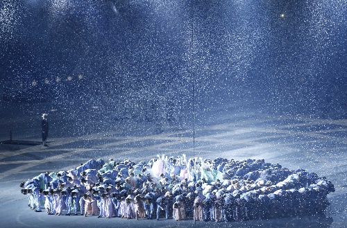 图文:索契冬奥会开幕式 雪花飘扬