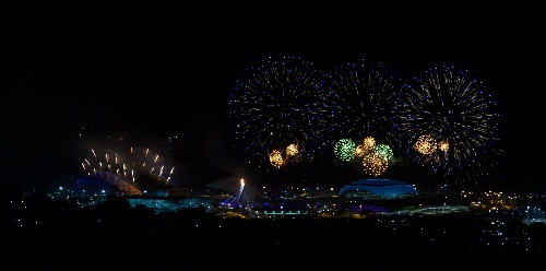 图文:索契冬奥会开幕式举行 烟花绽放