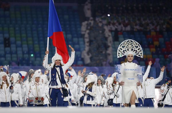 冬奥会开幕式4个有趣瞬间：捷克情侣秀恩爱，穿着清凉的旗手
