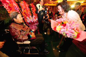 92岁高龄京剧表演艺术家王则昭在津喜收新徒