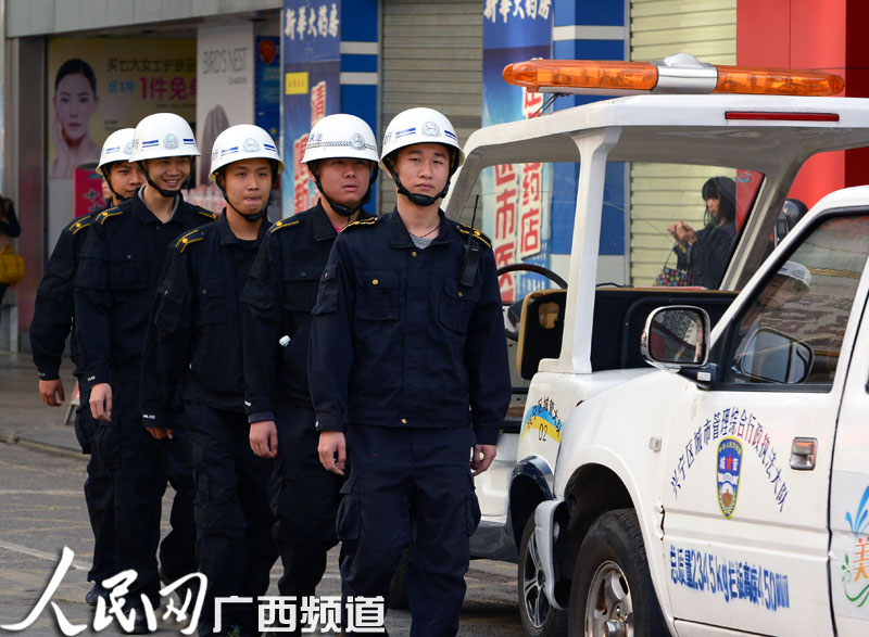 【组图】南宁城管文明执勤维护节日市容秩序(组图)