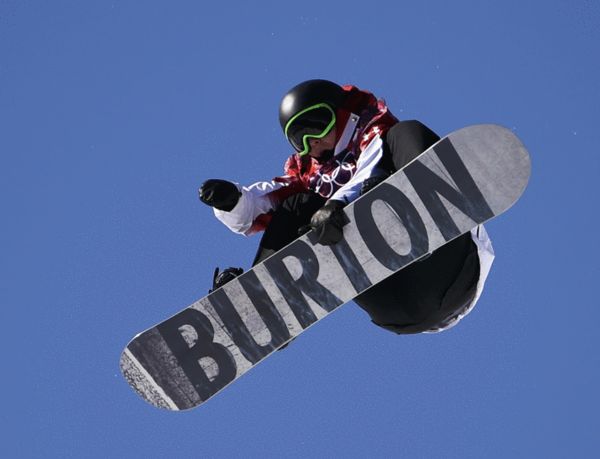 图文:单板滑雪男子障碍技巧 选手空中飞跃