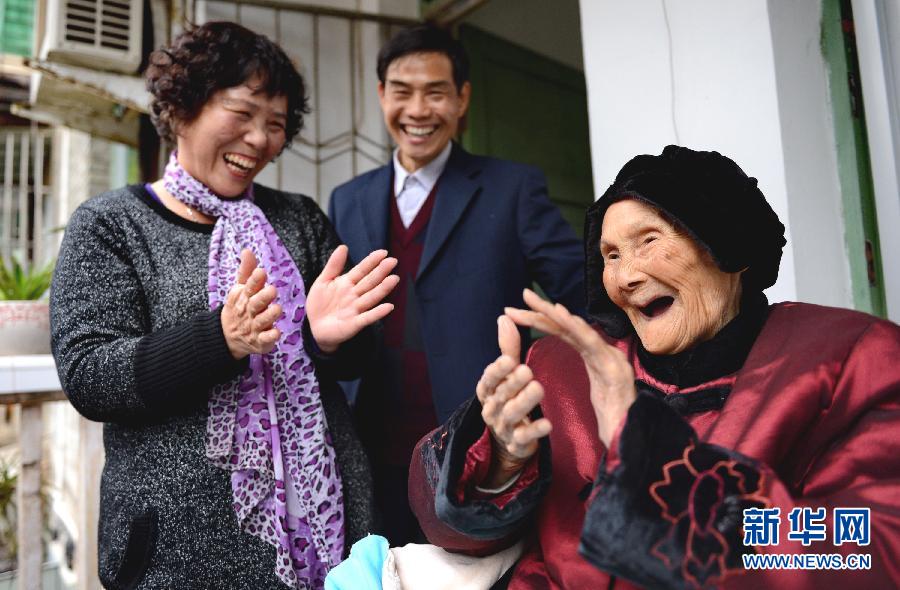 孝籽陈文耀:拥有106岁呼母亲是找大呼幸福(
