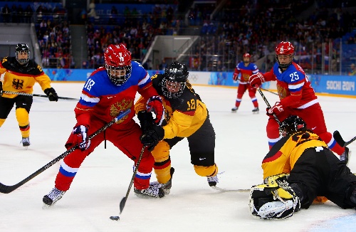 图文:冬奥会女子冰球俄罗斯胜德国 拼抢激烈