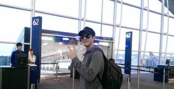 王力宏婚后忙碌变飞人 机场留影自嘲背包客(图)