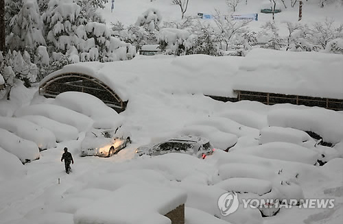 韩国江原道地区降雪积雪量超1米 山区居民被孤