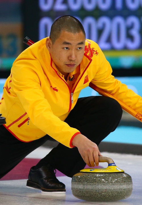 图文:男子冰壶中国7-4胜丹麦刘锐准备出手