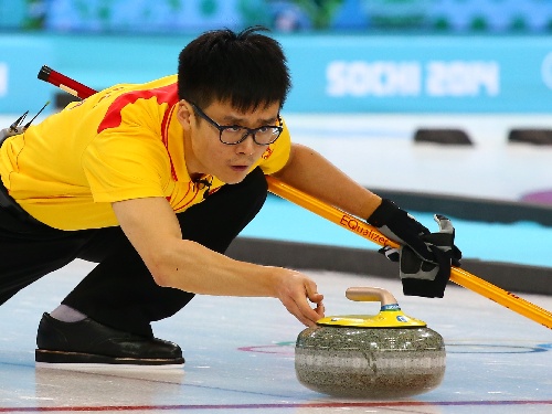 图文:男子冰壶中国7-4丹麦 臧嘉亮在比赛中