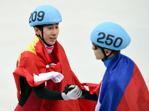 图文:短道速滑男子1500米 韩天宇与维克托