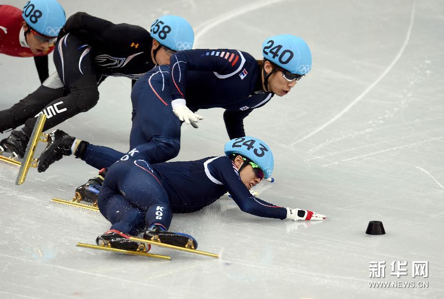 短道速滑男子1500米:两名韩国选手相撞出局[高