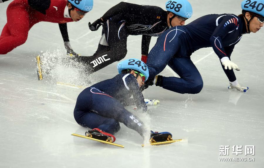 短道速滑男子1500米:两名韩国选手相撞出局[高清](组图)