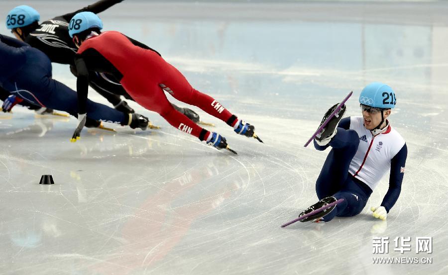 当日,在索契冬奥会短道速滑男子1500米决赛中,英国选手杰克不慎摔倒