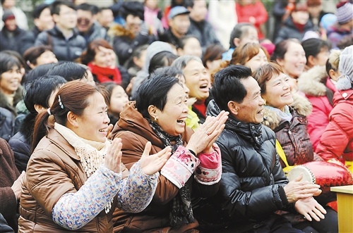 2月10日,精彩的表演让现场观众拍手叫好. 记者 熊明 摄