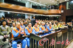 庭审现场,左一持矿泉水瓶者为胡伟星。 记者刘晓星 通讯员罗伟雄摄