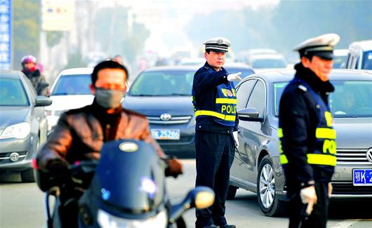 图文:汉川交警在城隍镇路段疏导车辆