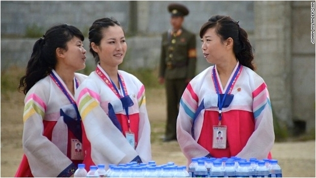 0记者约翰·尼兰德尔和他的朝鲜导游阁昌浩.令人震惊的对照.