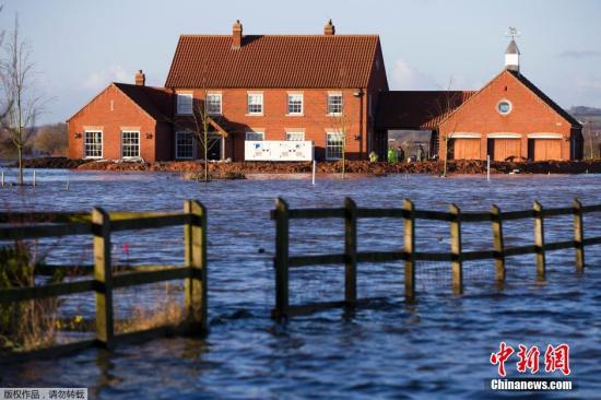 资料图：当地时间2月7日，英国遭洪水袭击。英国气象预报人员警告，“暴风带”预计将从大西洋来袭，使得天候紊乱的冬季雪上加霜，而此气候已使英国部分地区出现百年来最潮湿的一个月。