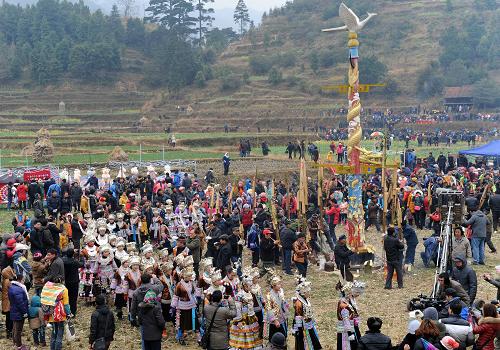 这是广西融水苗族自治县安太乡元宝村整朵屯"坡会"现场(2月10日摄).