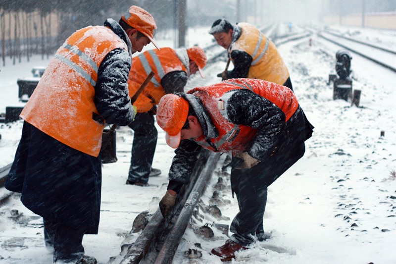 高清:开封火车站除雪突击队(组图)