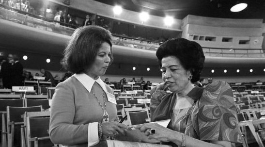 1972年，秀兰・邓波儿（图左）出席联合国人类环境大会