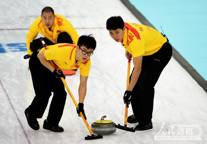 组图:冬奥会中国男子冰壶队9:4战胜美国队
