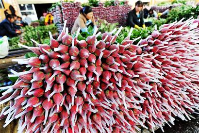 图为昨日花农在云南昆明呈贡斗南花卉市场内出