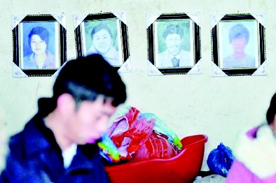 挂在墙上的死者遗 