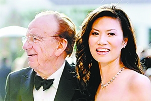 邓文迪初嫁默多克时面相温柔.