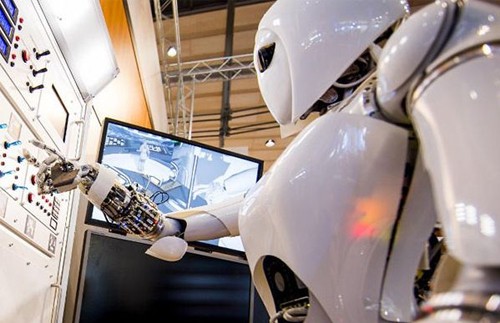富士康联手谷歌研发机器人 合作双赢-机器人(3