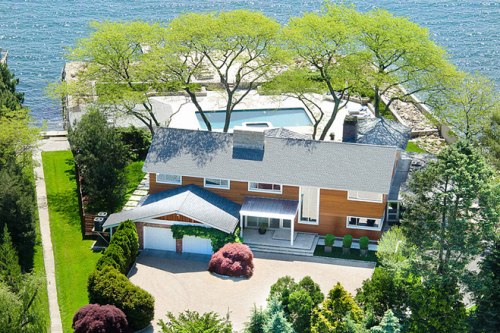 《华尔街日报》2013年年度豪宅票选亚军是一座位于康涅狄格州格林威治长岛湾(Long Island Sound)的滨水住宅，它拥有一个深水码头，并可欣赏开阔海景。
