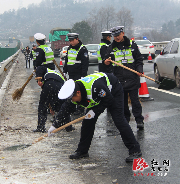 花垣:高速交警清扫冻雪保畅通(组图)