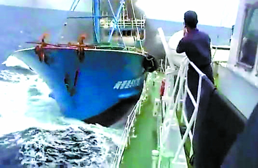在中国领海撞损中国渔船,日巡逻船反倒打