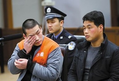 参与暴力阻挠剧组带群众演员进入八一影视基地，被告人张小喜（左一）不服上诉再次受审。